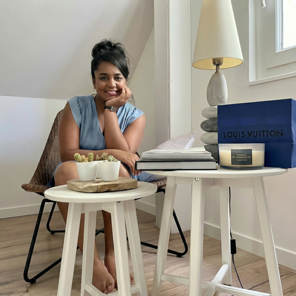 Portrait de Resika Narain, hypnothérapeute et thérapeute brève à Belfort, dans son cabinet