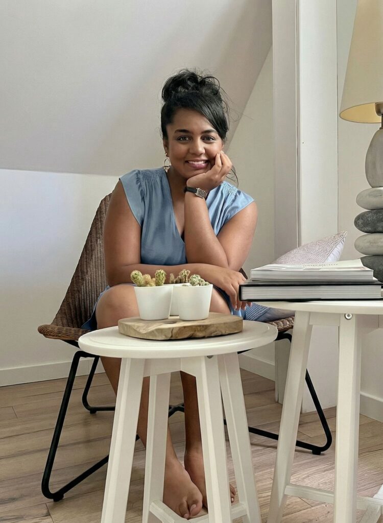 Portrait de Resika Narain, hypnothérapeute et thérapeute brève à Belfort, dans son cabinet